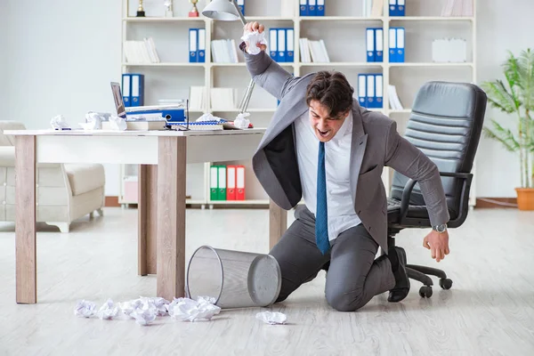 Ofiste çalışan kızgın işadamı kovuldu.