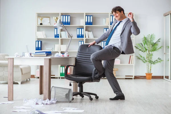 Geschäftsmann hat Spaß bei einer Pause im Büro bei der Arbeit — Stockfoto