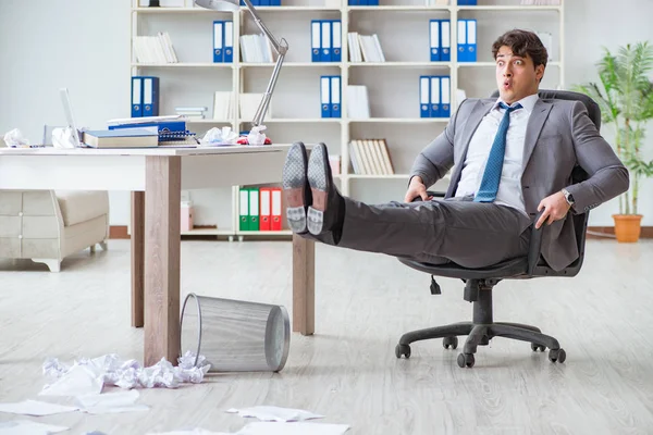 Uomo d'affari si diverte a prendersi una pausa in ufficio al lavoro — Foto Stock