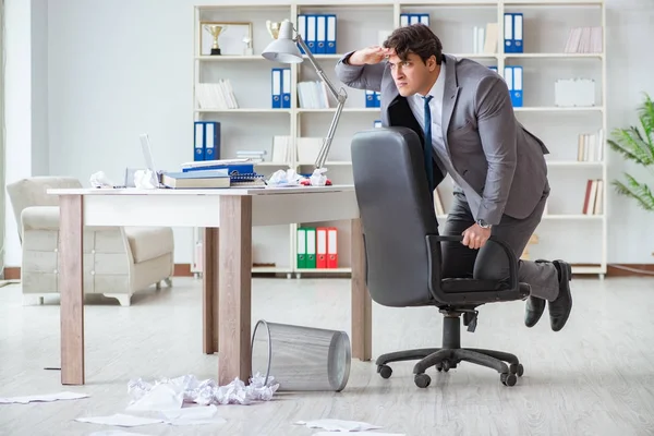 İş adamı işte ara verirken eğleniyor.