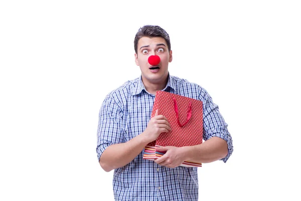 Homem com um nariz vermelho engraçado segurando um presente saco de compras é — Fotografia de Stock