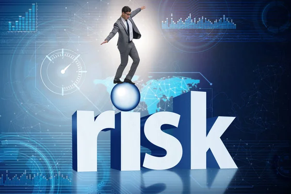 Fiatal üzletember az üzleti kockázat és bizonytalanság fogalmában — Stock Fotó