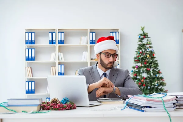 Genç işadamı Noel 'i ofiste kutluyor.