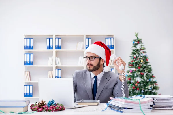 Jovem empresário comemorando o Natal no escritório — Fotografia de Stock