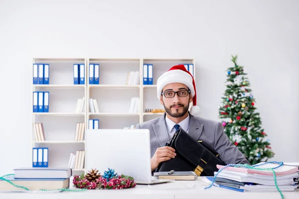 Genç işadamı Noel 'i ofiste kutluyor.