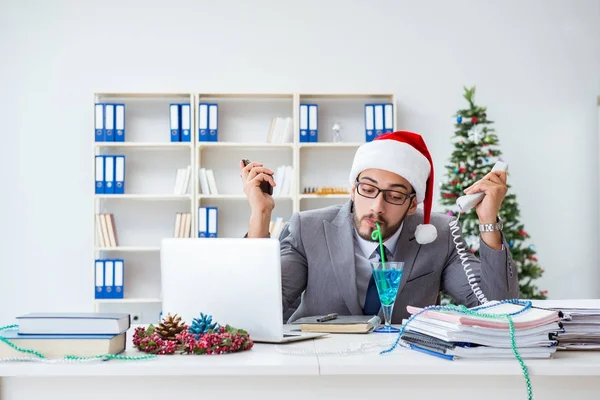 Genç işadamı Noel 'i ofiste kutluyor.