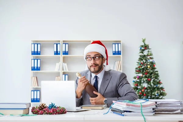 Genç işadamı Noel 'i ofiste kutluyor.