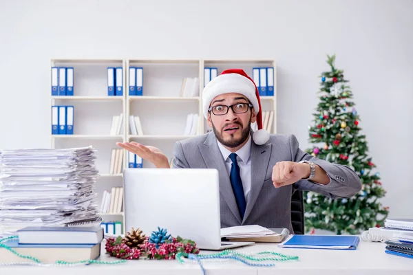 Genç işadamı Noel 'i ofiste kutluyor. — Stok fotoğraf