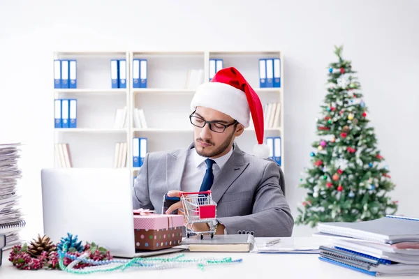 Young businessman celebrating christmas in the office — Stock Photo, Image