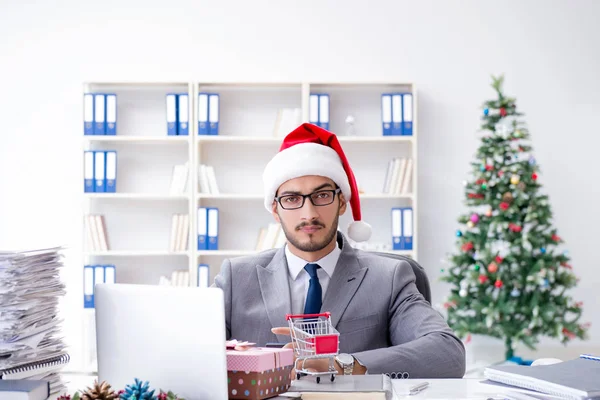 Genç işadamı Noel 'i ofiste kutluyor.