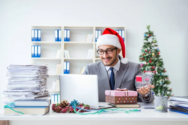Genç işadamı Noel 'i ofiste kutluyor.