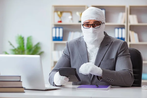 Trabajador de negocios vendado que trabaja en la oficina haciendo papelería — Foto de Stock