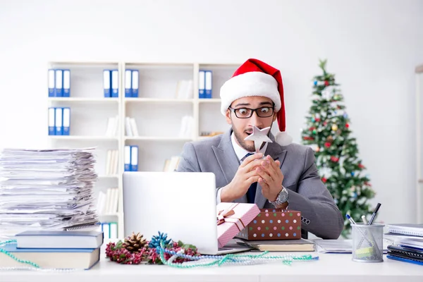 Jovem empresário comemorando o Natal no escritório — Fotografia de Stock