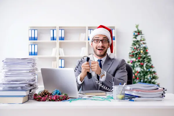 Genç işadamı Noel 'i ofiste kutluyor. — Stok fotoğraf