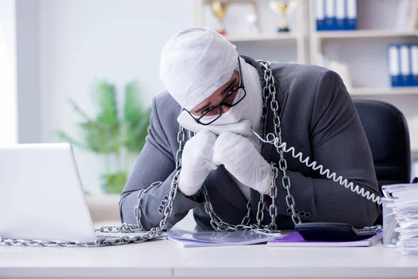 Bandaged businessman worker working in the office doing paperwor — Stock Photo, Image