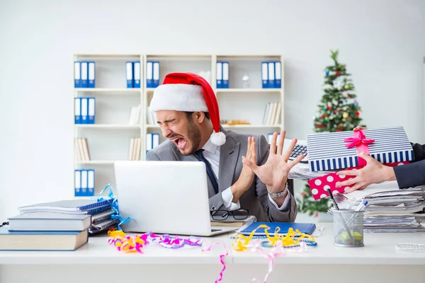 Genç işadamı Noel 'i ofiste kutluyor.