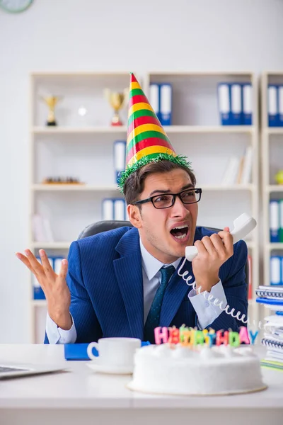 Homem comemorando aniversário no escritório — Fotografia de Stock