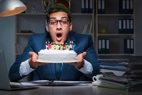 Homme célébrant l'anniversaire dans le bureau — Photo