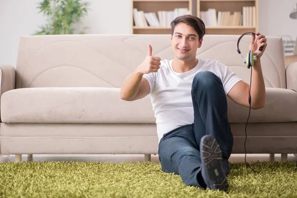 Hombre escuchando música en casa —  Fotos de Stock