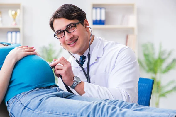 Mulher grávida visitando médico no conceito médico — Fotografia de Stock