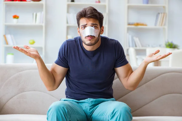 Ung man återhämtar sig hemma efter plastikkirurgi näsa — Stockfoto