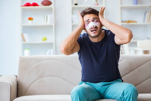 Ung man återhämtar sig hemma efter plastikkirurgi näsa — Stockfoto