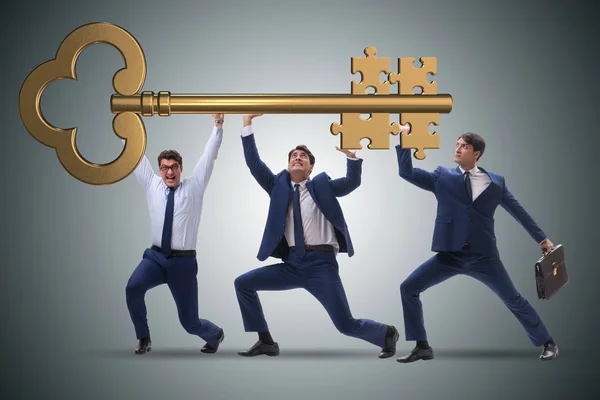 Empresários segurando chave gigante no conceito de negócio — Fotografia de Stock