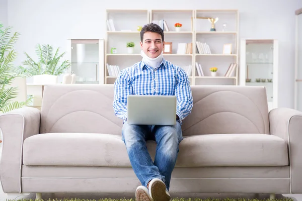 Evden çalışan boyunluk takan serbest çalışan bir adam.