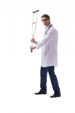 Genç doktor, beyaz sırtında tek başına yürüyor.