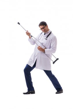 Genç doktor, beyaz sırtında tek başına yürüyor.