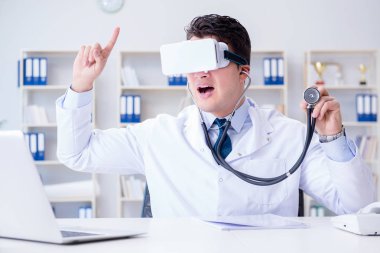 Sanal gerçeklik kulaklığı olan genç doktor ofiste çalışıyor.