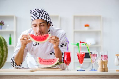 Mutfakta karpuzlu bir erkek aşçı.