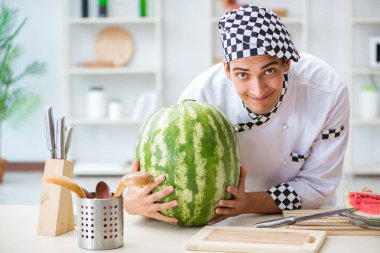 Mutfakta karpuzlu bir erkek aşçı.