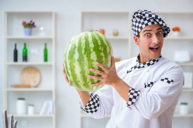Mutfakta karpuzlu bir erkek aşçı.