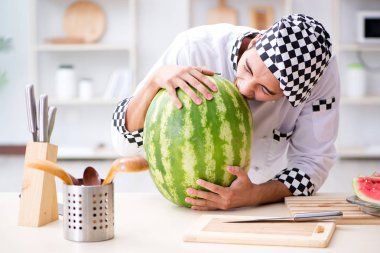 Mutfakta karpuzlu bir erkek aşçı.