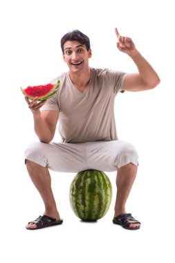 Karpuzlu genç adam beyazda izole edilmiş.