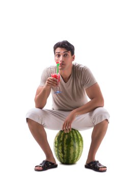 Karpuzlu genç adam beyazda izole edilmiş.