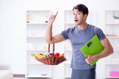 Sağlıklı beslenmenin ve spor yapmanın faydalarını destekleyen bir adam.