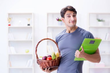 Sağlıklı beslenmenin ve spor yapmanın faydalarını destekleyen bir adam.