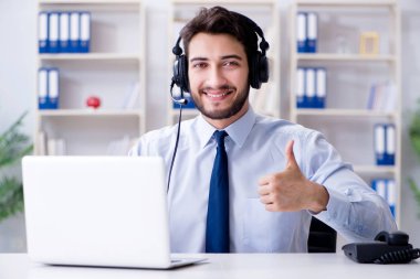 Ofiste çalışan çağrı merkezi çalışanı