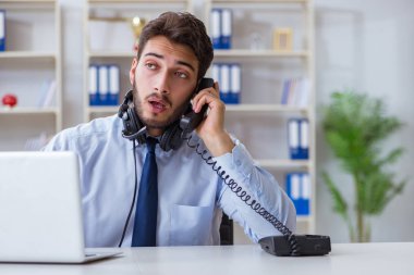 Ofiste çalışan çağrı merkezi çalışanı