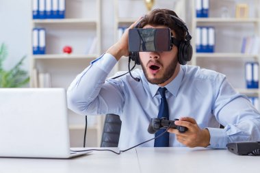 Ofisteki işadamı oyuncu oyunlar oynuyor