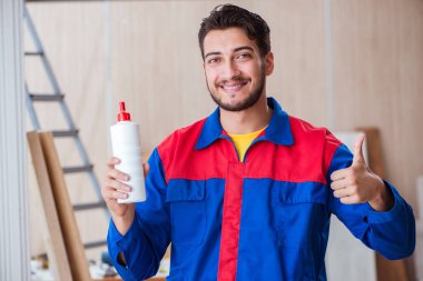 Yooung marangoz boyayla uğraşıyor.