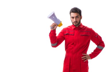 Beyaz sırtında megafon olan genç bir tamirci.