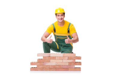 Yakışıklı inşaat işçisi tuğla duvar inşa ediyor.