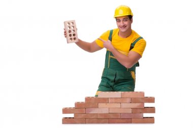 Yakışıklı inşaat işçisi tuğla duvar inşa ediyor.