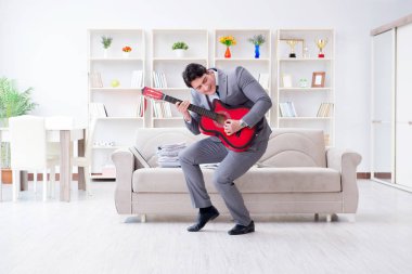 İş adamı tatile gidişini kutluyor