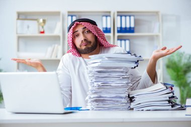 Ofiste çalışan Arap işadamı bir Pi ile evrak işi yapıyor.