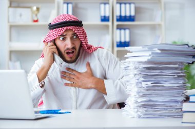 Ofiste çalışan Arap işadamı bir Pi ile evrak işi yapıyor.