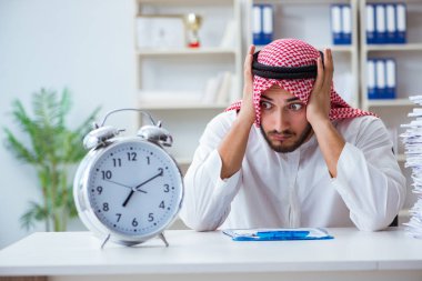 Ofiste çalışan Arap işadamı bir Pi ile evrak işi yapıyor.